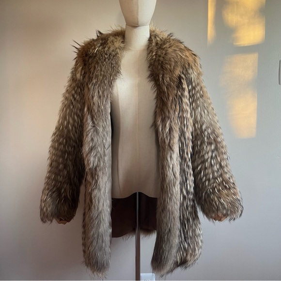 Tanuki Raccoon Fur Coat - Picture 5 of 9